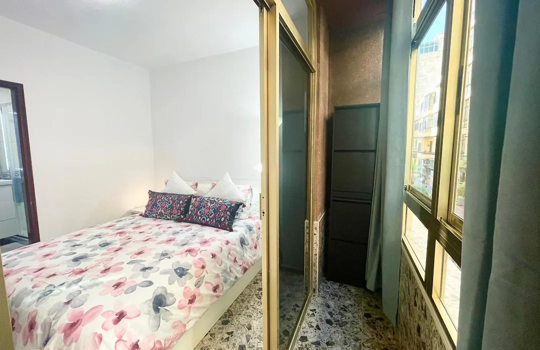 Affordable Holiday Accommodation For Large Families And Groups At Las Canteras Beach With 3 Bedrooms And Free Parking-1