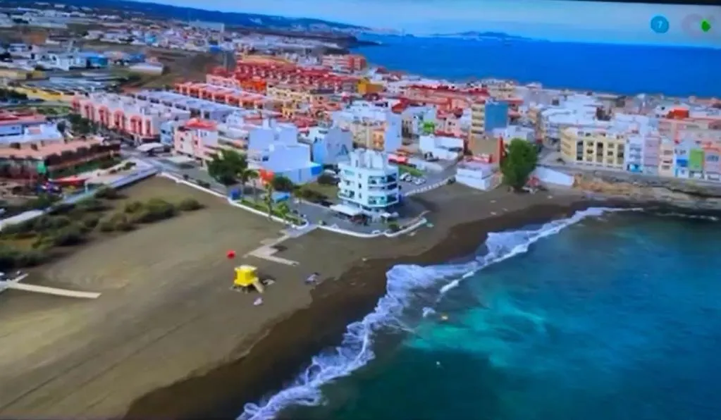 Hermoso edificio Frente al mar con gran terraza y hermosas vistas-1