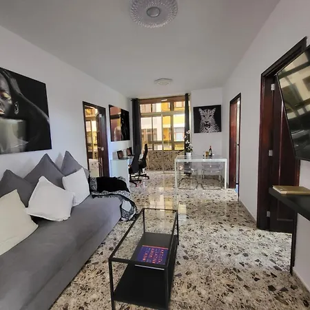 Affordable Holiday Accommodation For Large Families And Groups At Las Canteras Beach With 3 Bedrooms And Free Parking-3